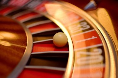 Auto Roulette live dealer wheel spinning in bwftoto studio